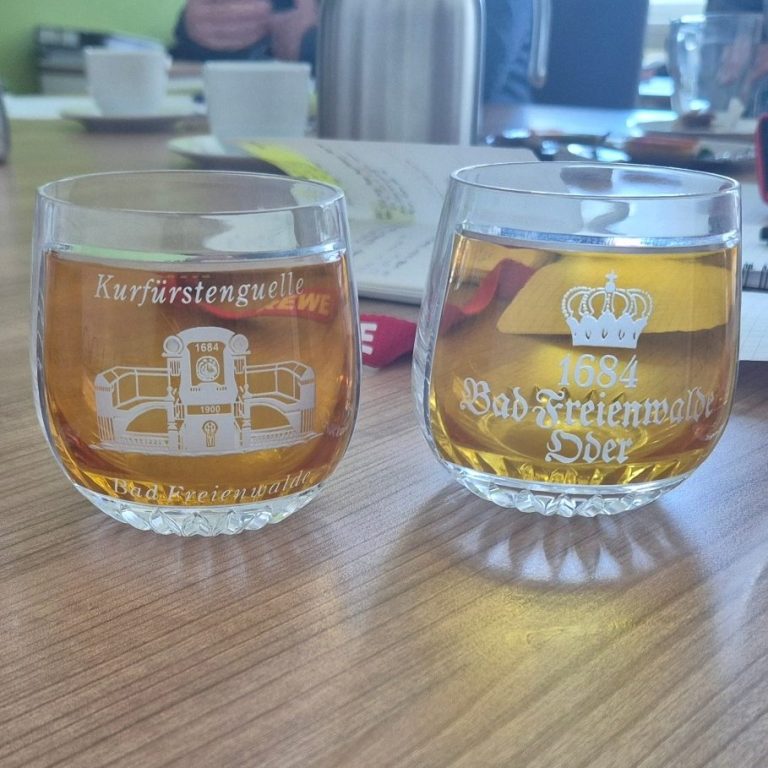 Zwei Gläser mit orangefarbenem Aufdruck